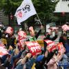 -5월 13일 오후 서울 시청역 인근 세종대로에서 열린 윤석열 퇴진 집회에서 참가자들이 팻말을 들고 구호를 외치고 있다.
