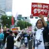 -5월 13일 오후 집회를 마친 참가자들이 광화문 사거리와 종로 거리를 지나 혜화역 까지 행진하고 있다.