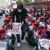 -5월 16일 오후 서울 도심에서 열린 ‘양회동 열사 정신 계승, 총파업 결의대회’에서 건설노동자들의 파업 투쟁을 지지하는 〈노동자 연대〉 신문이 판매되고 있다.