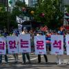 -5월 20일 오후 윤석열 퇴진 집회 참가자들이 광화문 일대를 행진하고 있다.