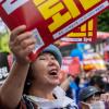 -5월 20일 오후 서울 세종대로에서 윤석열 퇴진 전국 집중 집회 참가자들이 구호를 외치고 있다.