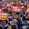 -5월 20일 오후 서울 세종대로에서 윤석열 퇴진 전국 집중 집회 참가자들이 구호를 외치고 있다.
