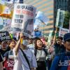 -5월 20일 오후 윤석열 퇴진 집회 참가자들이 광화문 일대를 행진하고 있다.