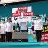 -5월 19일 오후 서울 광화문 동화면세점 일대에서 열린 간호법 거부 규탄 집회에서 국민의힘과 보건복지부를 규탄하는 퍼포먼스를 하고 있다.