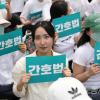 -간호사·간호대 학생 수만 명이 5월 19일 오후 서울 광화문 동화면세점 일대에서 ‘간호법 거부권 행사 규탄’ 집회를 열고 있다.