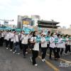-5월 19일 오후 집회를 마친 간호사들이 광화문에서 서울역까지 윤석열의 간호법 거부를 규탄하며 행진을 하고 있다.