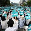 -간호사·간호대 학생 수만 명이 5월 19일 오후 서울 광화문 동화면세점 일대에서 ‘간호법 거부권 행사 규탄’ 집회를 열고 있다.