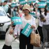 -5월 19일 오후 집회를 마친 간호사들이 광화문에서 서울역까지 윤석열의 간호법 거부를 규탄하며 행진을 하고 있다.