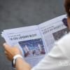 -6월 3일 오후 서울 세종대로 일대에서 열린 윤석열 퇴진 집회에서 한 참가자가 <노동자 연대> 신문을 읽고 있다. 