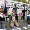 -11월 4일 오후 이스라엘 규탄, 팔레스타인 연대 집회와 행진에서 이집트 참가자들이 이스라엘 후원 기업들을 규탄하는 퍼포먼스를 벌이고 있다.