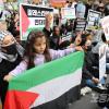 -11월 4일 오후 주한 이스라엘 대사관 인근에서 열린 이스라엘 규탄, 팔레스타인 연대 집회와 행진에 모인 참가자들이 구호를 외치고 있다.