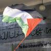 -11월 10일 오후 이태원 이슬람 서울중앙성원에서 예배를 마친 아랍인들이 팔레스타인 깃발을 흔들며 나오고 있다.