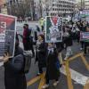 -1월 6일 오후 팔레스타인 연대 16차 집회 참가자들이 서울 도심을 행진하며 구호를 외치고 있다.