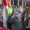 -1월 6일 오후 팔레스타인 연대 16차 집회 참가자들이 서울 도심을 행진하며 구호를 외치고 있다.