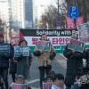 -1월 27일 토요일 오후 서울 주한 이스라엘 대사관 인근에서 팔레스타인인들과 연대하는 제19차 집회·행진이 열리고 있다.
