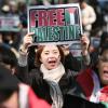 -2월 17일 오후 서울 광화문 교보문고 앞에서 열린 팔레스타인인들과 연대를 2·17 국제 행동의 날 대행진에서 참가자들이 구호를 외치고 있다.