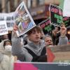 -2월 24일 오후 팔레스타인 연대 22차 집회 참가자들이 서울 도심을 행진하고 있다. 